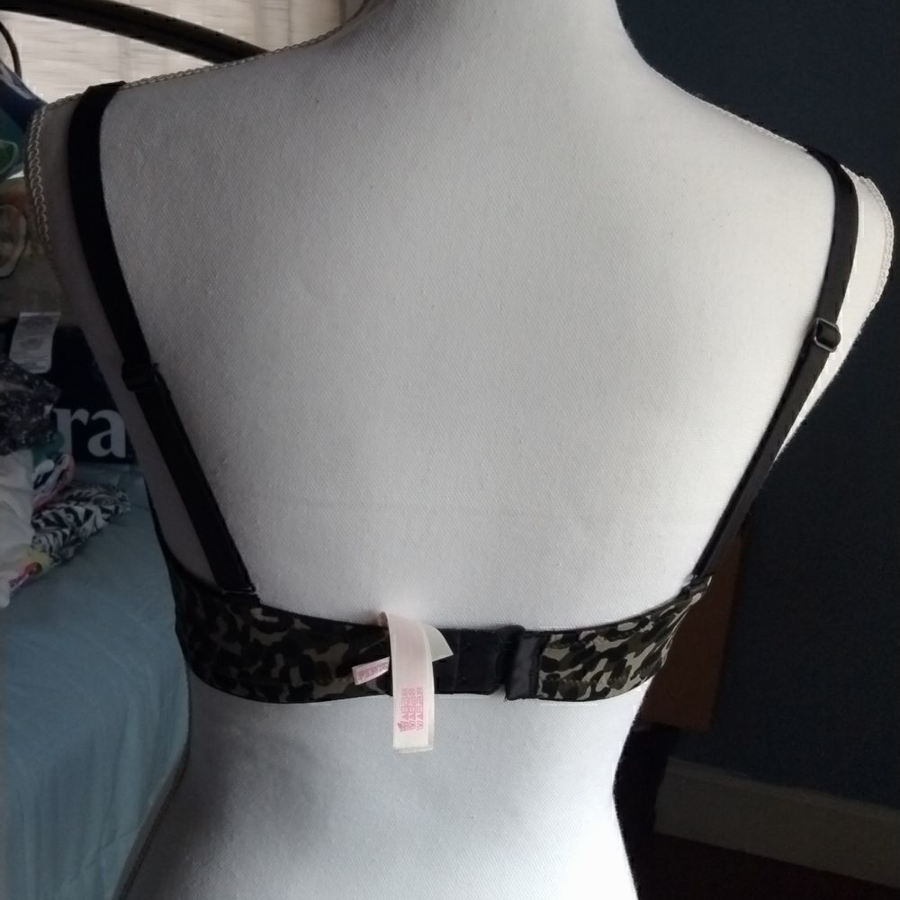 Victoria's Secret - Picture 4 of 5